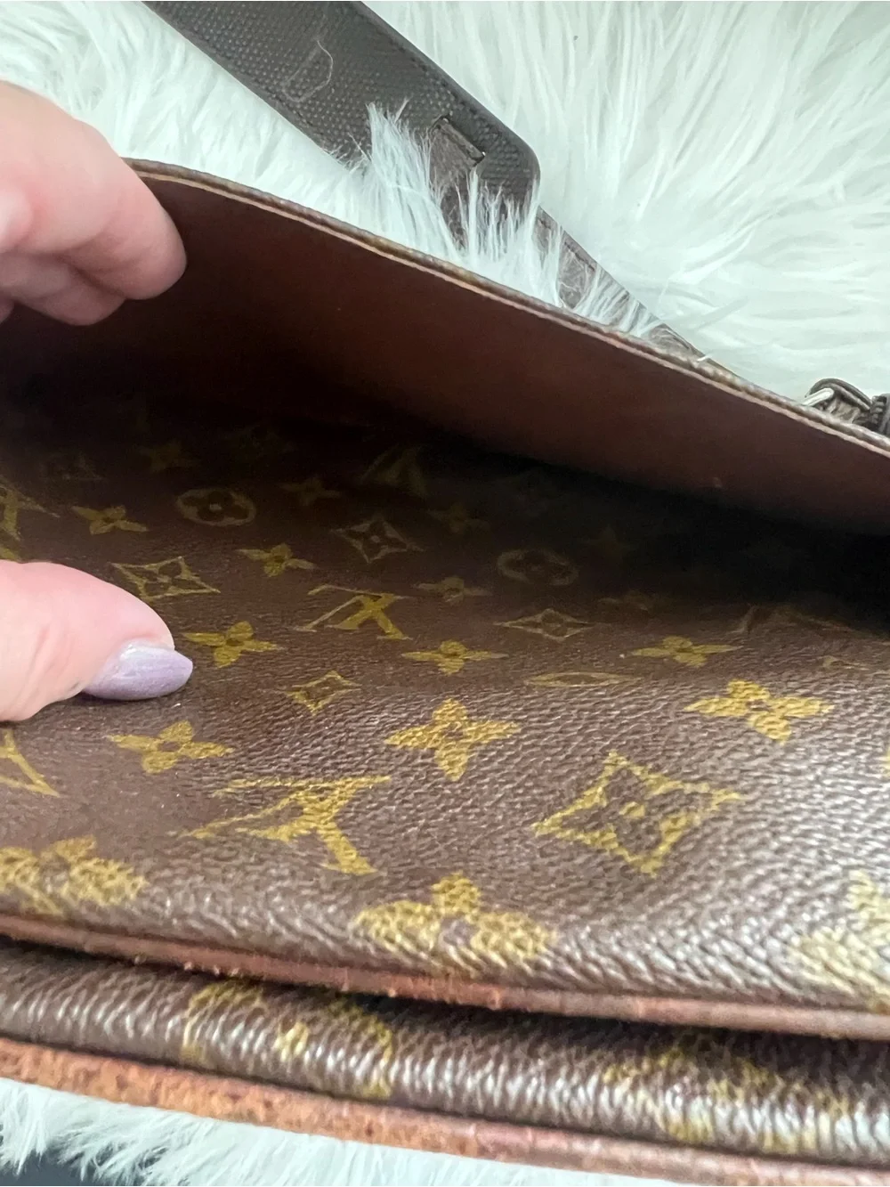READ DESCRIPTION (2) Louis Vuitton Monogram Messenger Bags
